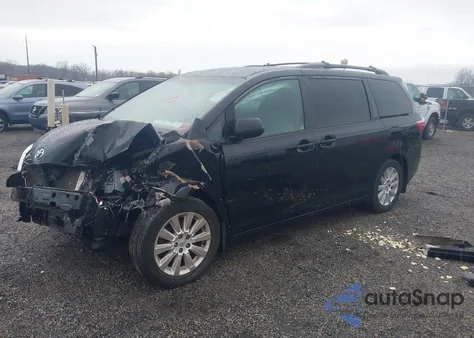 2015 Toyota Sienna Le 7 Passenger z USA, uszkodzony, nr VIN 5TDJK3DC7FS123403